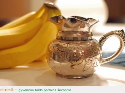 Blizginame stalo sidabrą banano žievele