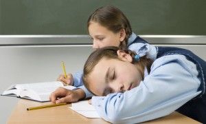 Ar esate patyrę jausmą, kai mokykloje, neįdomių pamokų metu, norėdavosi nugrimzti į saldų miegą?