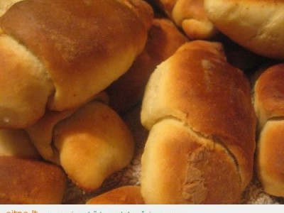 Sviestiniai mielinės tešlos rageliai
