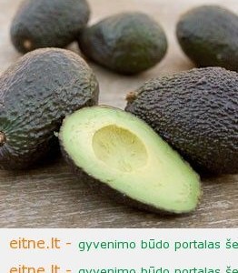 Makaronai su avokadų pesto ir špinatais